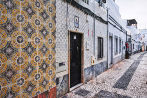 Europa, Portugal, Algarve, Litoral, Sotavento, Distrikt Faro, Olhao, Gasse mit typischen Häusern mit Azulejo Europa, Portugal, Algarve, Litoral, Sotavento, Distrikt Faro, Olhao, Gasse mit typischen Häusern mit Azulejo